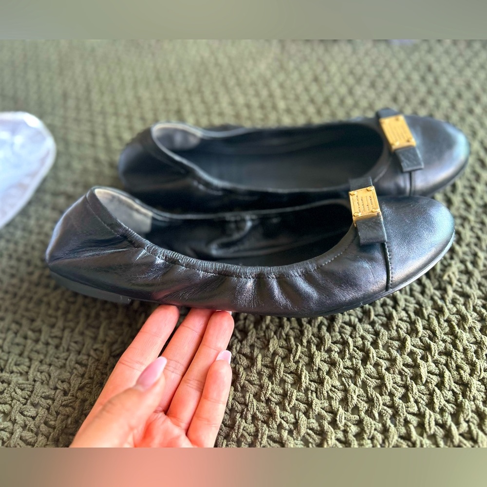 Marc Jacobs Black Flats Sleek Design